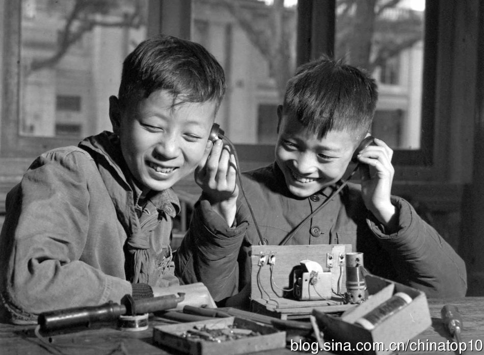 children-assemble-a-radio-in-the-early-1960s.jpg